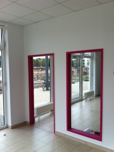 Türrahmen und Spiegel farbig