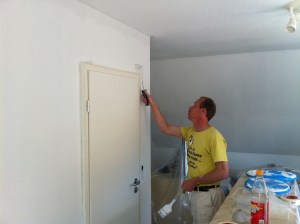 Maler allein im Haus