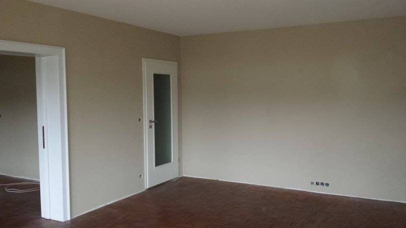 Vorbereitung zum tapezieren einer Designtapete