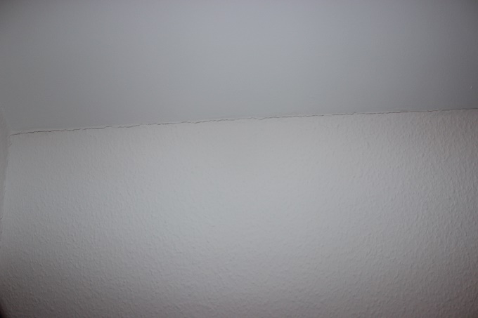 Fugenriss zwischen Betonwand und Trockenbaudecke im Neubau – Aufklärung durch das Malerteam Borsch im Raum Bonn