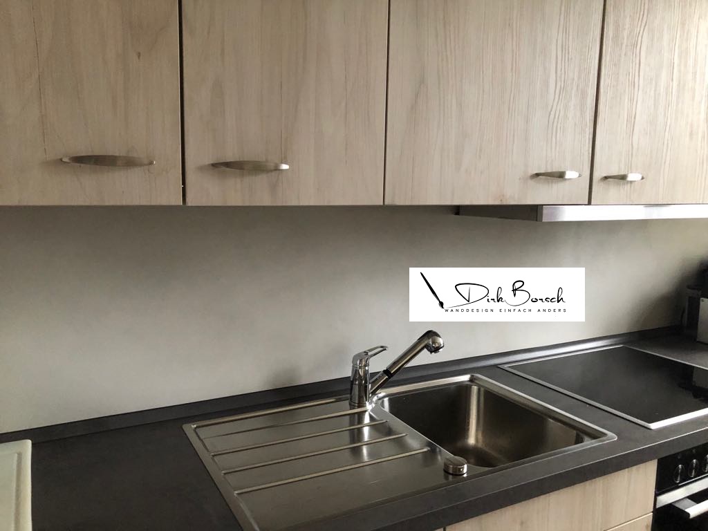 Alternative zu einem Fliesenspiegel in der Küche, Unikatrückwand von Hand gespachtelt mit Topciment