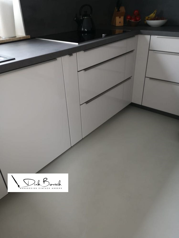 Küchenboden fugenlos mit Mikrozement Topcimnt in Handarbeit gespachtelt Betonoptikboden Köln