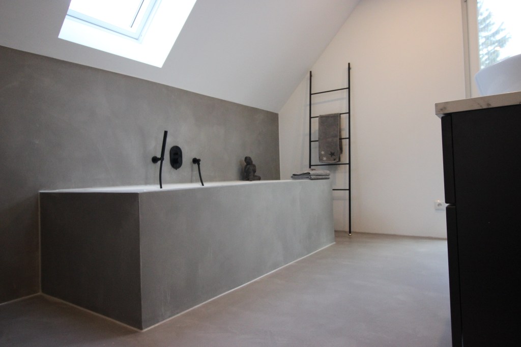 Badezimmer in einem Neubau Erstbezug fugenlos ohne Fliesen und Fugen mit Mikrozement von Hand gespachtelt