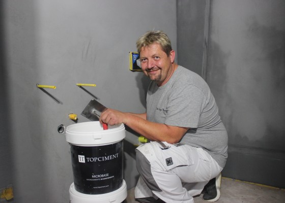 Mikrozement wird von uns in mehreren Schichten per Hand aufgetragen – für perfekte Oberflächen.“