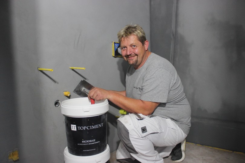 Mikrozement wird von uns in mehreren Schichten per Hand aufgetragen – für perfekte Oberflächen.“